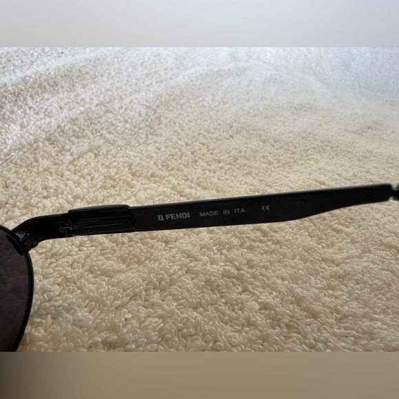 Fendi rare metal-framed sunglasses with a black oval design Mod SL 7132 - Picture 4 of 8